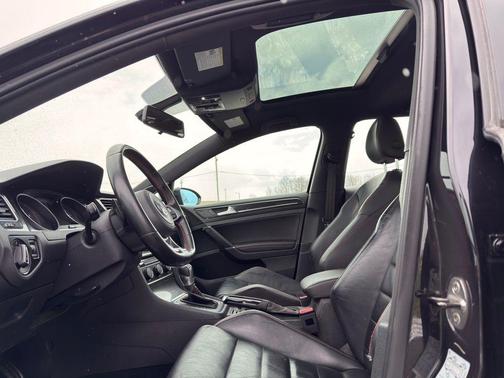 Deep Black Pearl Effect 2016 Volkswagen Golf GTI 2.0T SE 4-Door