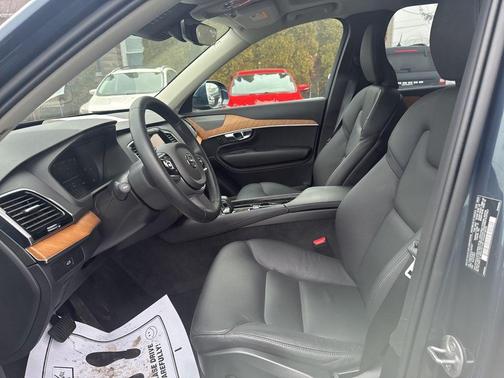 2025 Volvo XC90 B5 Plus