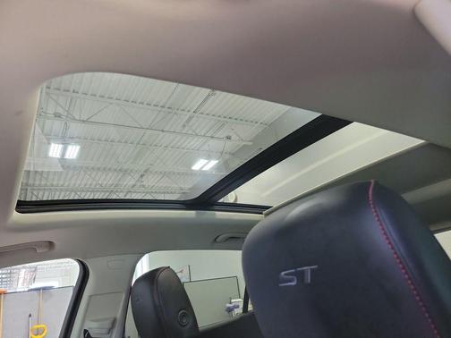 Cinnabar Metallic 2023 Buick Envision Essence