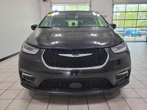 Brilliant Black Crystal Pearlcoat 2022 Chrysler Pacifica Touring-L