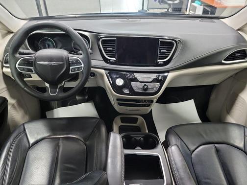Brilliant Black Crystal Pearlcoat 2022 Chrysler Pacifica Touring-L