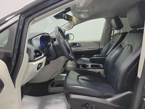 Brilliant Black Crystal Pearlcoat 2022 Chrysler Pacifica Touring-L