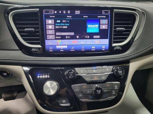 Brilliant Black Crystal Pearlcoat 2022 Chrysler Pacifica Touring-L