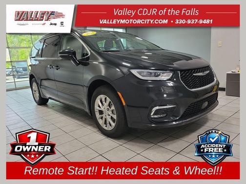 Brilliant Black Crystal Pearlcoat 2022 Chrysler Pacifica Touring-L