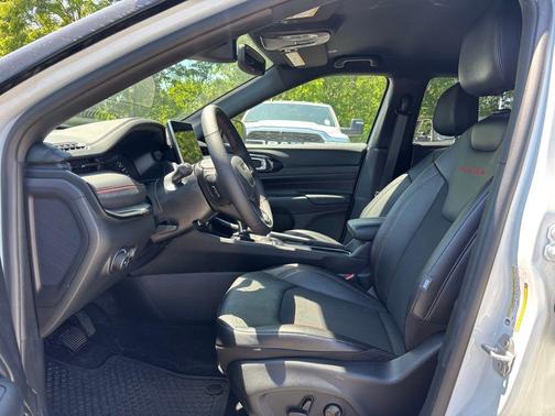 Bright White Clearcoat 2026 Jeep Compass Trailhawk