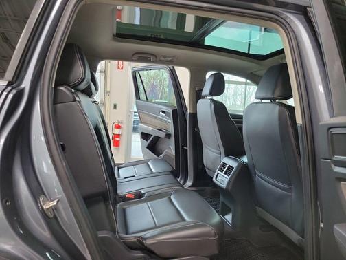 2021 Volkswagen Atlas 3.6 V6 SE w/ Technology R-Line