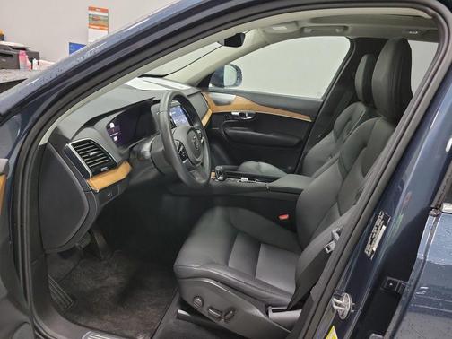 2025 Volvo XC90 B5 Plus