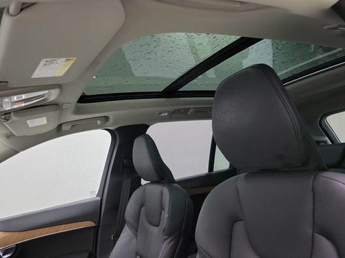 2025 Volvo XC90 B5 Plus