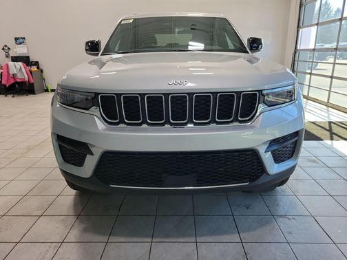 Silver Zynith 2026 Jeep Grand Cherokee Laredo