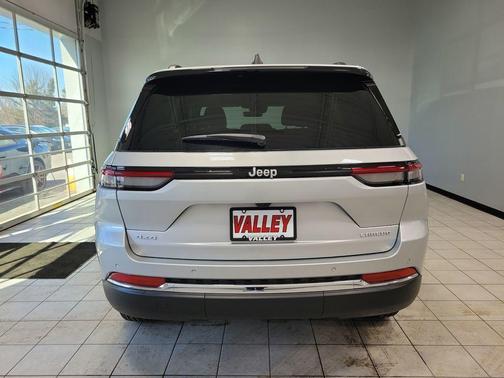 Silver Zynith 2026 Jeep Grand Cherokee Laredo