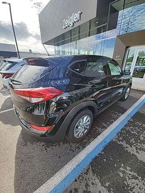 Black Noir Pearl 2017 Hyundai TUCSON SE