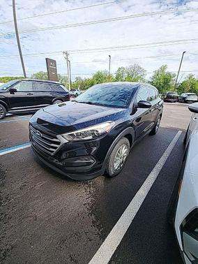 Black Noir Pearl 2017 Hyundai TUCSON SE