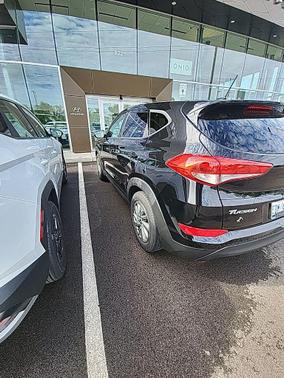 Black Noir Pearl 2017 Hyundai TUCSON SE