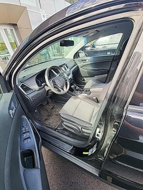 Black Noir Pearl 2017 Hyundai TUCSON SE
