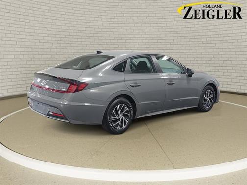 2022 Hyundai SONATA Hybrid Base
