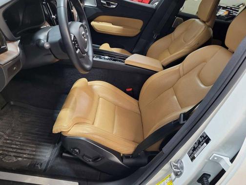 2023 Volvo XC60 B6 Ultimate Bright Theme