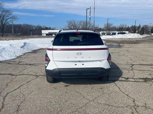 Atlas White 2026 Hyundai KONA SEL Sport