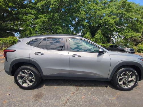 Sterling Gray Metallic 2025 Chevrolet Trax LT