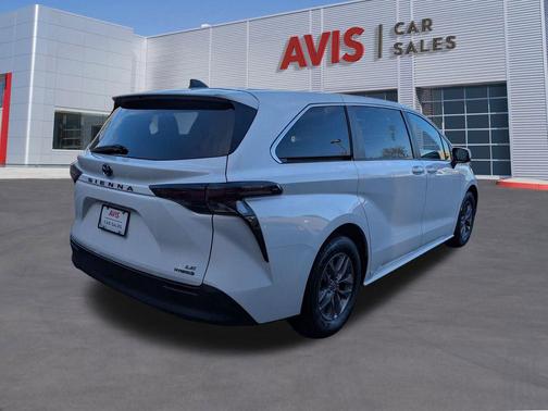 2024 Toyota Sienna LE