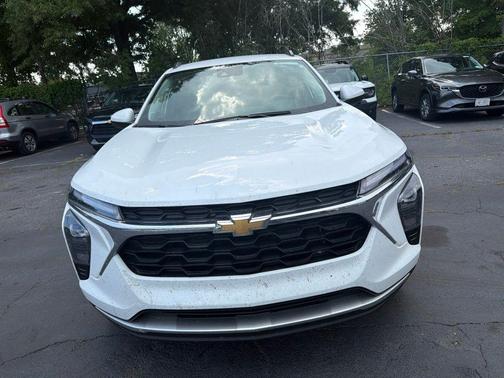 Summit White 2025 Chevrolet Trax LT
