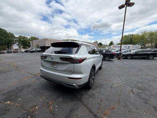 White Diamond 2025 Mitsubishi Outlander SE 2.5 S-AWC