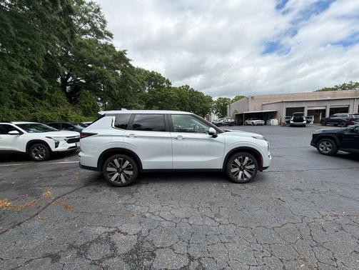 White Diamond 2025 Mitsubishi Outlander SE 2.5 S-AWC