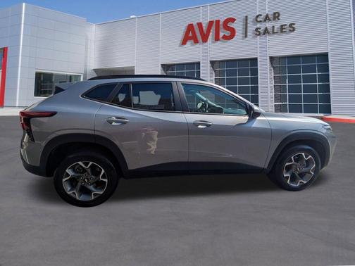 Sterling Gray Metallic 2025 Chevrolet Trax LT