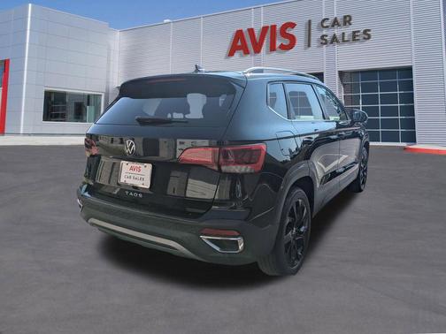 Deep Black Pearl 2024 Volkswagen Taos 1.5T SE