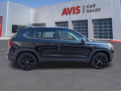 Deep Black Pearl 2024 Volkswagen Taos 1.5T SE