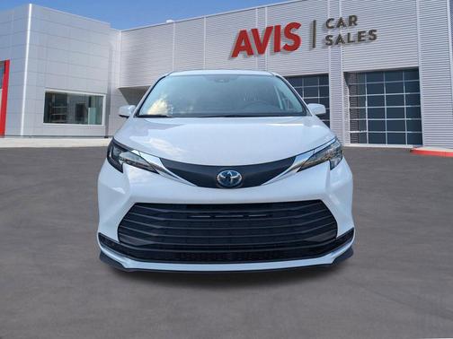 2025 Toyota Sienna LE