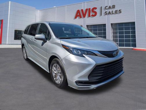 2025 Toyota Sienna LE