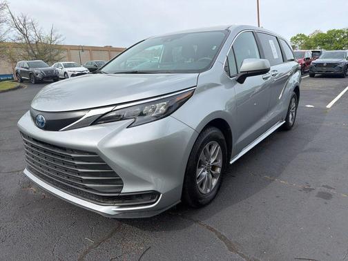 2025 Toyota Sienna LE