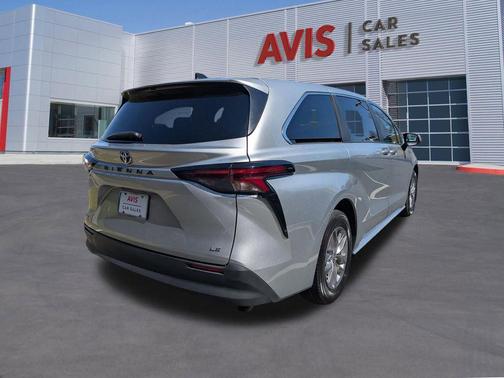 2025 Toyota Sienna LE