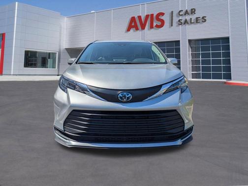 2025 Toyota Sienna LE