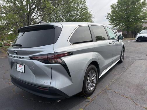 2025 Toyota Sienna LE