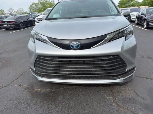 2025 Toyota Sienna LE