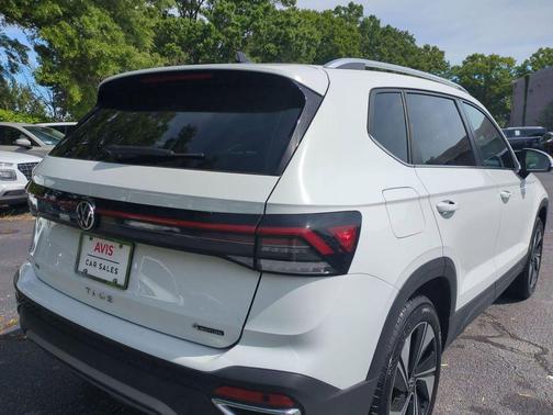 Pure White 2025 Volkswagen Taos 1.5T SE