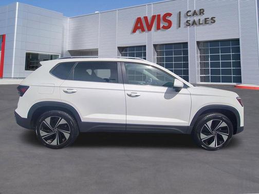Pure White 2025 Volkswagen Taos 1.5T SE