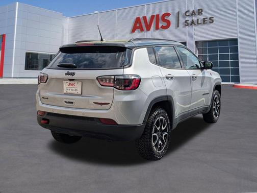 Silver Zynith Metallic Clearcoat 2025 Jeep Compass Trailhawk