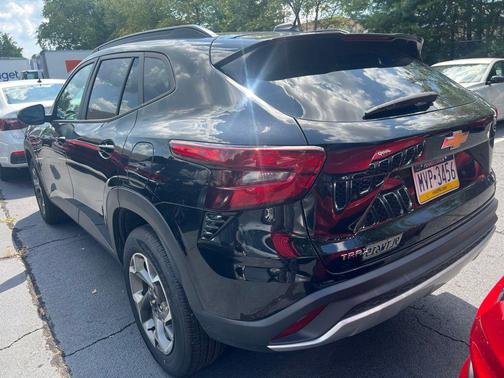 Mosaic Black Metallic 2025 Chevrolet Trax LT