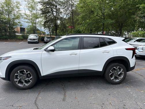 Summit White 2025 Chevrolet Trax LT
