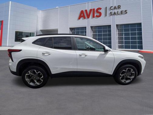 Summit White 2025 Chevrolet Trax LT