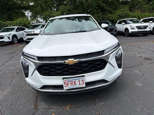 Summit White 2025 Chevrolet Trax LT
