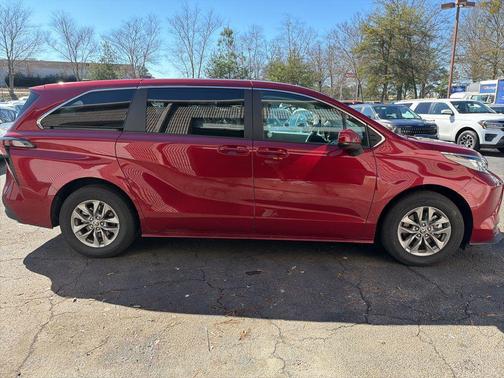 2025 Toyota Sienna LE