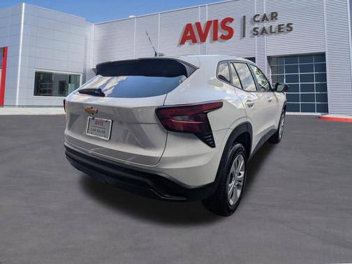 Summit White 2025 Chevrolet Trax LS