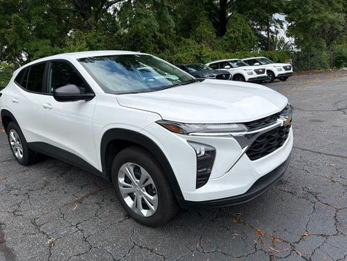 Summit White 2025 Chevrolet Trax LS