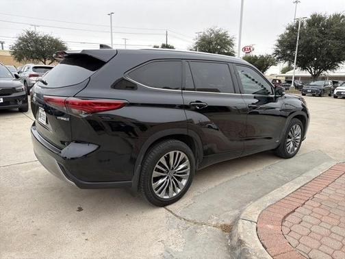 2021 Toyota Highlander Hybrid Platinum