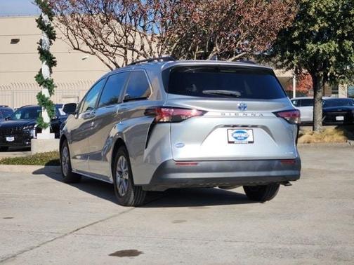 2022 Toyota Sienna LE