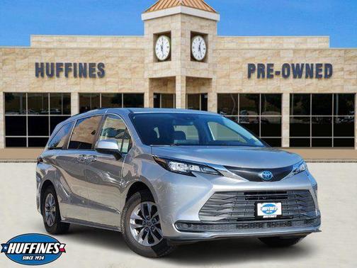 2022 Toyota Sienna LE