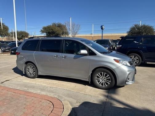 2020 Toyota Sienna XLE